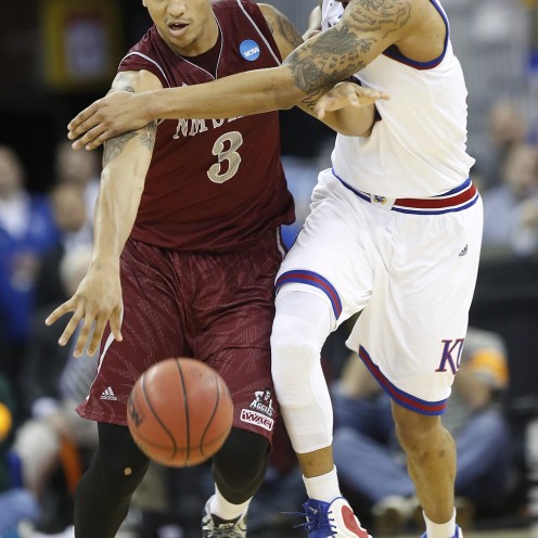Kelly Oubre battles for the ball with a New Mexico State defender in Kansas' 75-56 win over New Mexico State.